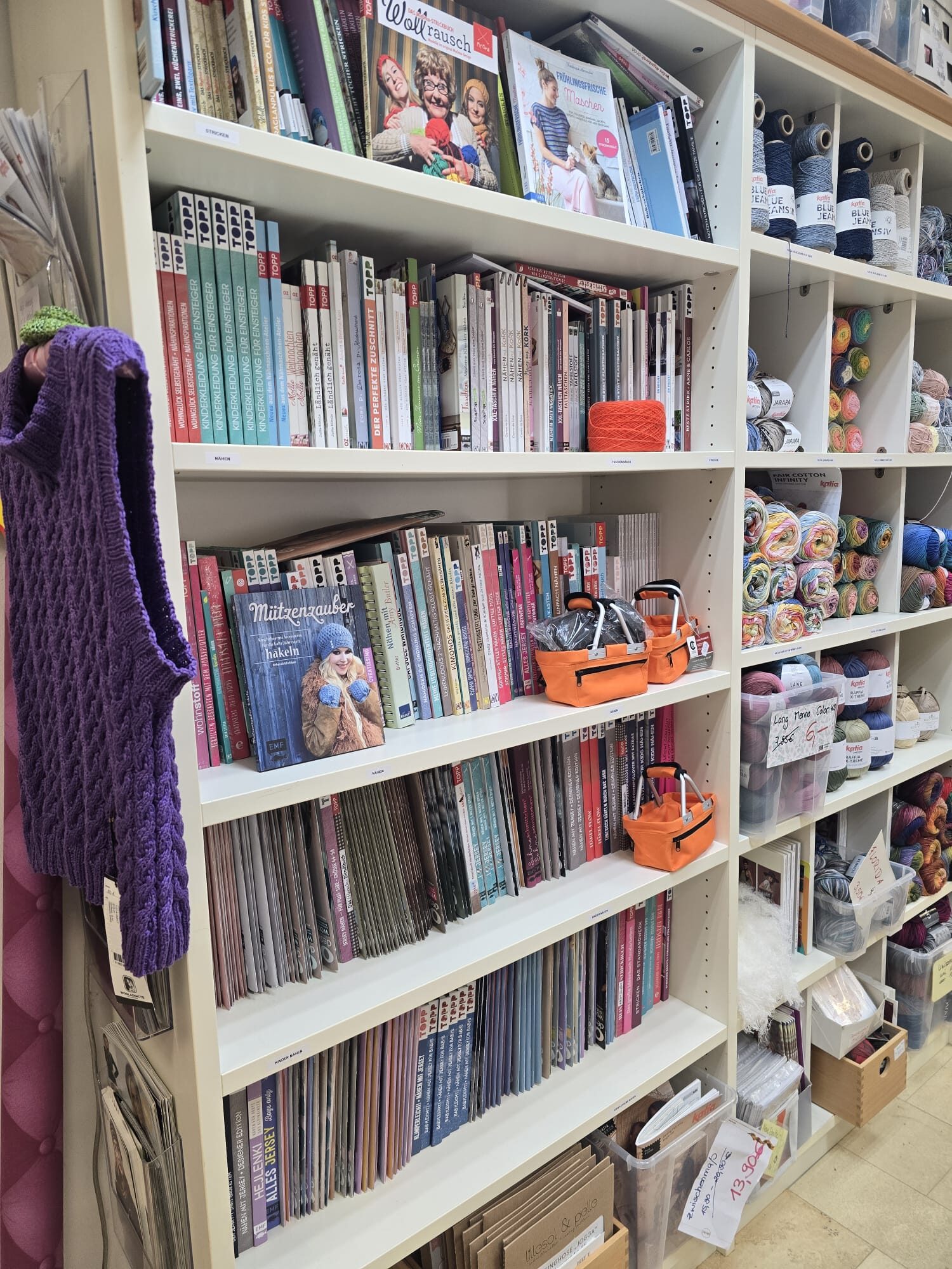 Regal mit Näh- und Strickbüchern